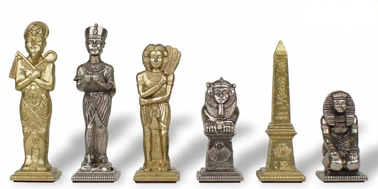 Detalle de las cuatro piezas Egipto en metal dorado y plateado, rey, dama, alfil y torre