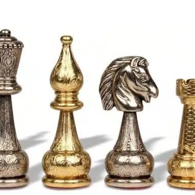 Juego de ajedrez de metal con flores