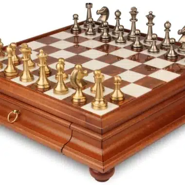 Gran tablero de ajedrez de madera toscana y alabastro "Staunton II" y juego de ajedrez de latón Staunton