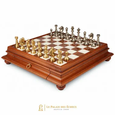 Juego de ajedrez Large Staunton II completo con tablero sobre pie y piezas de latón dorado y plateado