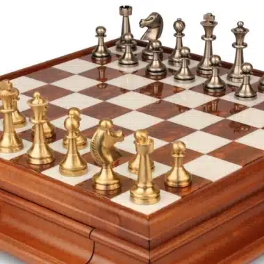 Alternative view of Gran tablero de ajedrez de madera toscana y alabastro "Staunton II" y juego de ajedrez de latón Staunton