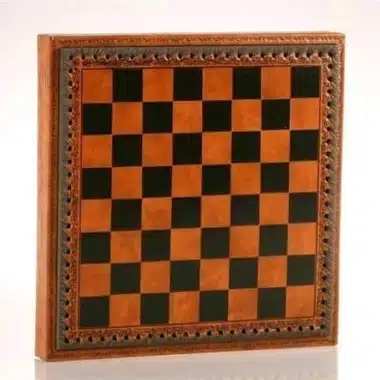 Caja Napoleon II cerrada, vista en ángulo del tablero de ajedrez y el marco ornamentado