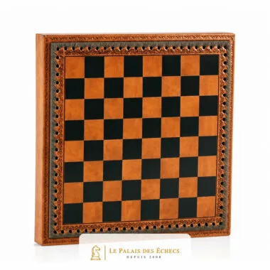 Caja Napoleon II cerrada, vista en ángulo del tablero de ajedrez y el marco ornamentado