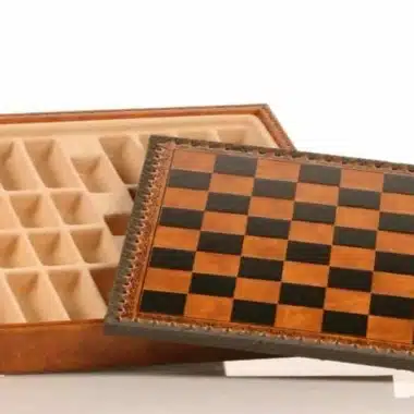 Caja Napoleon II abierta, tablero de ajedrez plegado sobre los compartimentos de almacenamiento