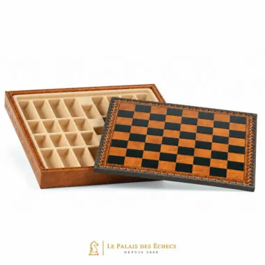 Caja Napoleon II abierta, tablero de ajedrez plegado sobre los compartimentos de almacenamiento