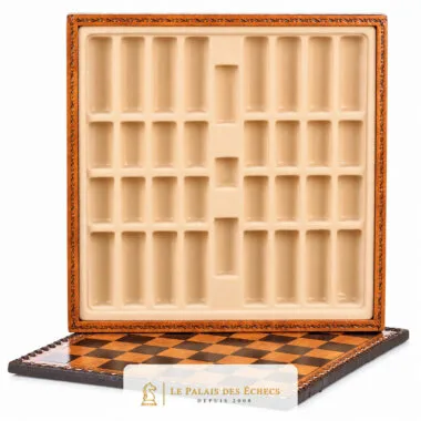 Caja Napoleon II abierta, vista de los compartimentos interiores vacíos para las piezas