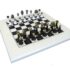 Tablero de ajedrez de madera lacada "Staunton Design" y juego de ajedrez de metal macizo lacado en blanco y negro