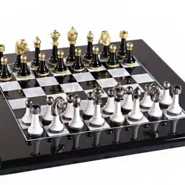Juego de ajedrez de madera lacada Staunton Design II y juego de ajedrez de metal sólido lacado en blanco y negro