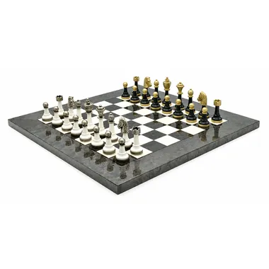 Juego de ajedrez completo Staunton Design III visto de frente sobre el tablero de madera