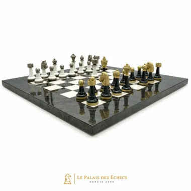 Ángulo del juego de ajedrez Staunton Design III mostrando las piezas negras y doradas