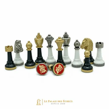 Reyes y piezas en metal dorado y plateado con base grabada del fabricante
