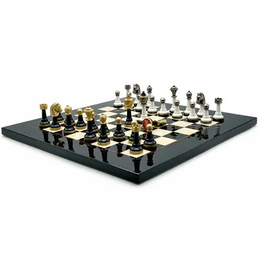 Tablero de ajedrez de arce con piezas Staunton Design IV, vista cercana de la partida