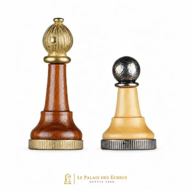 Alfil y peón de madera y metal, detalle de las cabezas talladas