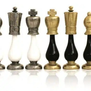 Juego de ajedrez de metal y madera en blanco y negro