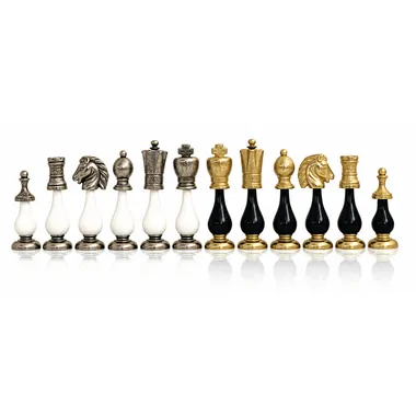 Piezas de ajedrez de metal dorado y plateado con bases negras y blancas