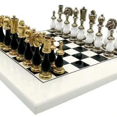 Tablero de ajedrez de madera blanco y negro II y juego de ajedrez de madera y metal Staunton
