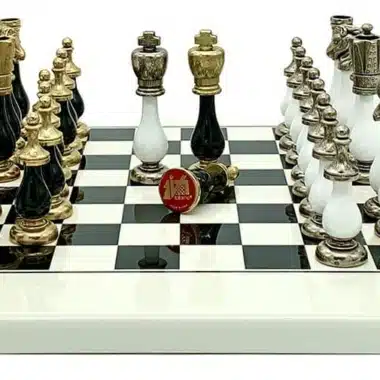 Alternative view of Tablero de ajedrez de madera blanco y negro II y juego de ajedrez de madera y metal Staunton