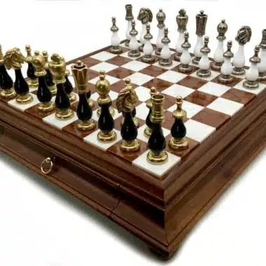 Alternative view of Juego de Ajedrez Blanco y Negro Bicolor III Tablero de madera y tablero de alabastro y piezas de ajedrez de metal y madera