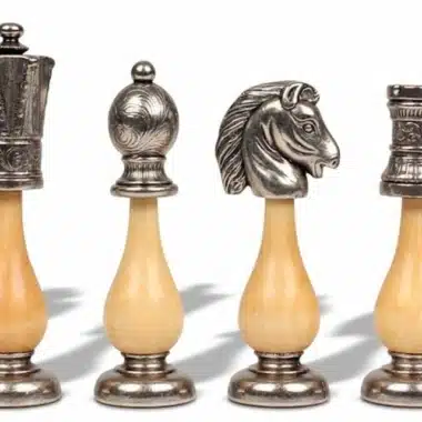 Piezas de ajedrez Arabic Style plateadas, bases de madera clara