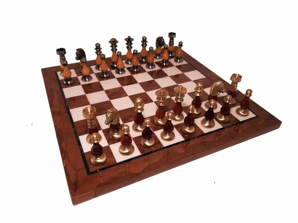 Juego de ajedrez completo Français V con tablero de mármol y piezas de madera y latón