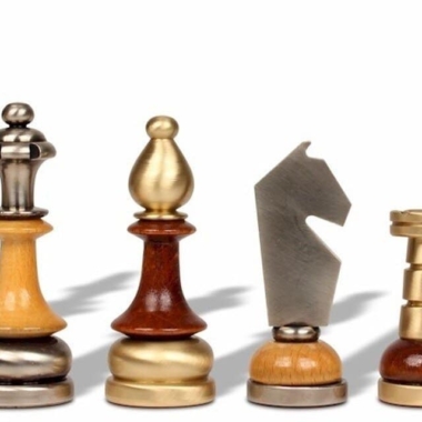 Juego de Ajedrez Estilizado en Madera y Latón Macizo