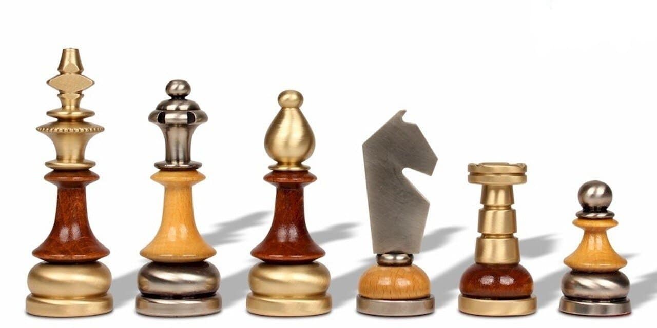 Juego de Ajedrez Estilizado en Madera y Latón Macizo