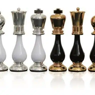 Juego de ajedrez de madera blanca y negra y latón macizo bañado en oro y plata de 24 quilates