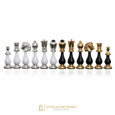 Reyes y damas de madera y latón bañado en oro y plata alineados