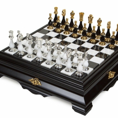 Conjunto Art Deco Luxe Tablero de Ajedrez en Pie Negro y Blanco de Madera y Tablero de Juego en Mármol de Carrara con Almacenamiento y Juego de Ajedrez Negro y Blanco Baño de Oro de 24 quilates