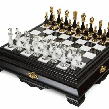 Conjunto Art Deco Luxe Tablero de Ajedrez en Pie Negro y Blanco de Madera y Tablero de Juego en Mármol de Carrara con Almacenamiento y Juego de Ajedrez Negro y Blanco Baño de Oro de 24 quilates