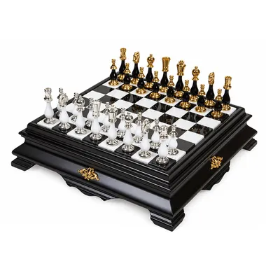 Juego de ajedrez completo con tablero negro y blanco, piezas oro y plata