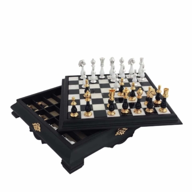 Alternative view of Conjunto Art Deco Luxe Tablero de Ajedrez en Pie Negro y Blanco de Madera y Tablero de Juego en Mármol de Carrara con Almacenamiento y Juego de Ajedrez Negro y Blanco Baño de Oro de 24 quilates