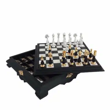 Alternative view of Conjunto Art Deco Luxe Tablero de Ajedrez en Pie Negro y Blanco de Madera y Tablero de Juego en Mármol de Carrara con Almacenamiento y Juego de Ajedrez Negro y Blanco Baño de Oro de 24 quilates