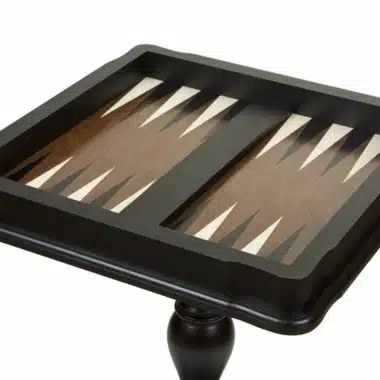 Tablero de backgammon en marquetería de madera integrado en la mesa de ajedrez