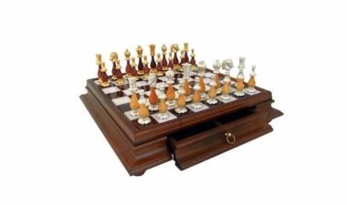 Juego de ajedrez "Oriental" grande con pedestal de madera maciza y tapa de alabastro toscano con madera y latón dorado y plateado
