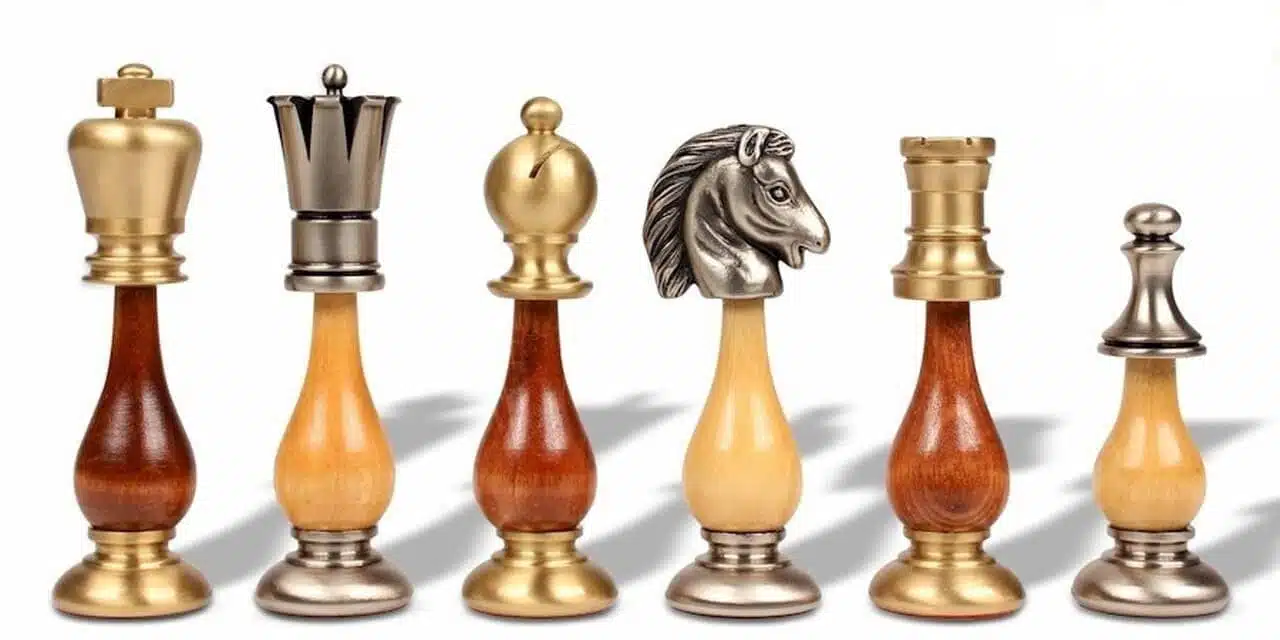 Piezas de ajedrez Oriental en madera y latón, acabados plateado y dorado