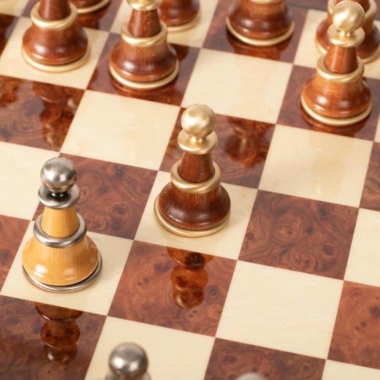 Alternative view of Conjunto Staunton XL II Tablero de Ajedrez de Madera de Olmo y Brezo Lacado & Juego de Ajedrez de Madera y Latón