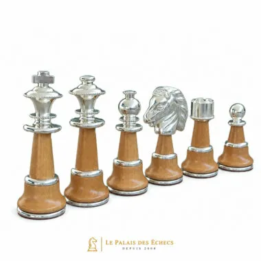 Piezas de ajedrez de madera y latón plateado, detalle de la fila