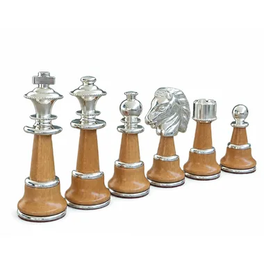 Piezas de ajedrez de madera y latón chapado en plata, serie completa alineada