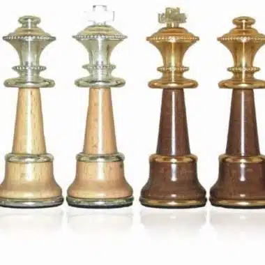 Reyes comparados en acabados plata y oro sobre madera clara y oscura