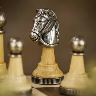 Juego de ajedrez de madera y cuero Copa Cabana y Juego de ajedrez de madera y metal - Imagen 4