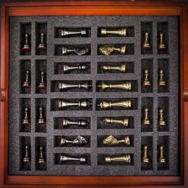 Alternative view of Conjunto Staunton Tablero de Ajedrez de Madera de Nogal y Arce y Piezas de Ajedrez de Latón Macizo