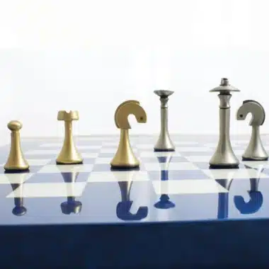 Alternative view of Juego de ajedrez contemporáneo de madera de arce azul y juego de ajedrez de latón macizo