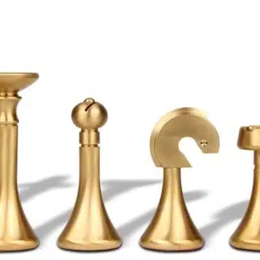 Alternative view of Juego de ajedrez contemporáneo de latón macizo
