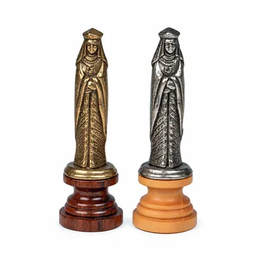 Piezas de dama del juego medieval, versiones dorada y plateada una junto a otra