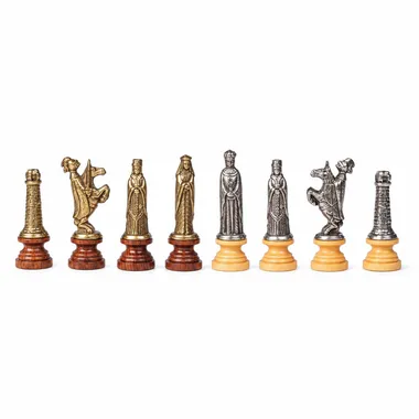 Juego de ajedrez medieval completo, piezas en metal dorado y plateado sobre base de madera