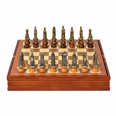 Set completo Medieval II con tablero de madera y piezas de metal macizo, vista general