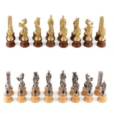 Piezas de ajedrez Romanos y Bárbaros en metal dorado y plateado alineadas