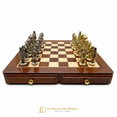 Set Medieval IV con tablero de ajedrez en arce y piezas metálicas doradas y plateadas