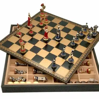 Alternative view of Juego de ajedrez de cuero artificial Mary Stuart III y juego de ajedrez de metal pintado a mano